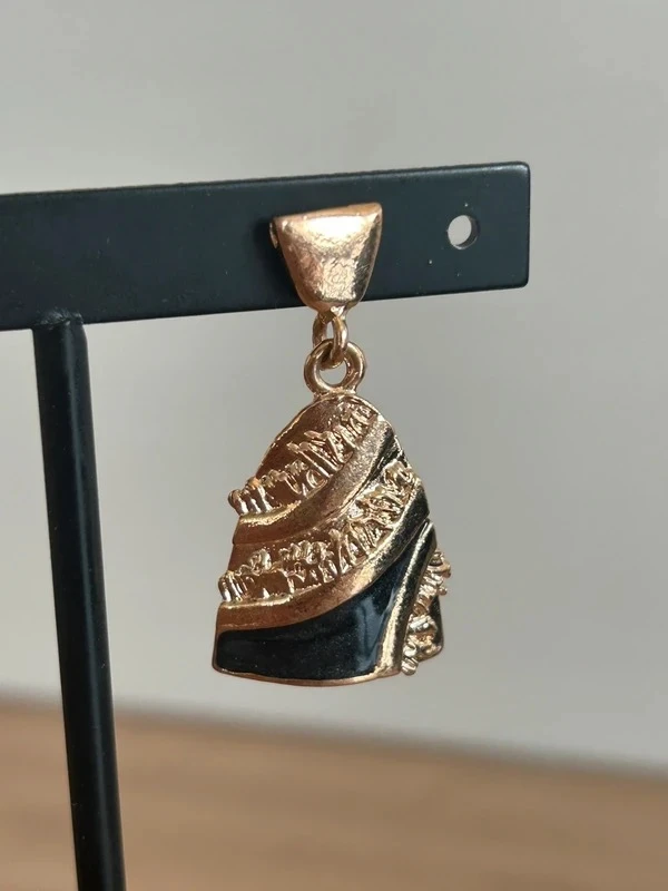Kleine gouden en zwarte oorbellen met chique en retro effect – photo 3